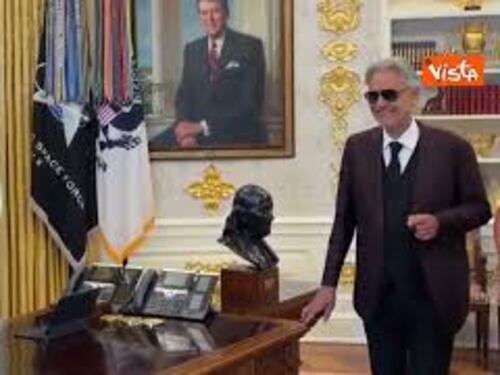Andrea Bocelli canta per Trump "Con te partirò" nello Studio Ovale della Casa Bianca