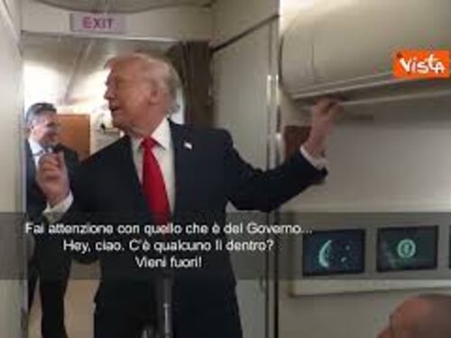 Trump bussa alla porta del bagno sull'Air Force One: "C’è qualcuno lì dentro? Vieni fuori"