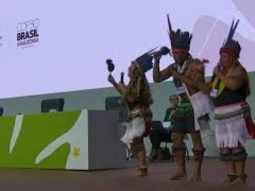 Cop 30, la performance di danza tradizionale indigena inaugura il vertice sul clima in Brasile