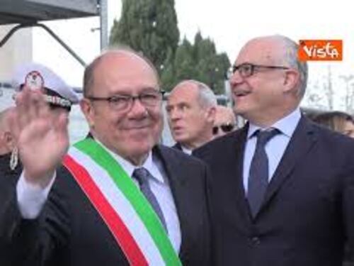 Carlo Verdone riceve fascia tricolore da Gualtieri, sindaco per un giorno nel suo 75esimo compleanno