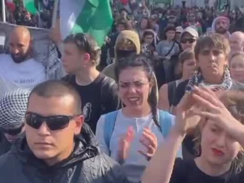 Il corteo davanti alla polizia prima dell'aeroporto