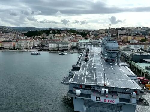 Nave Trieste, consegnata la bandiera di guerra