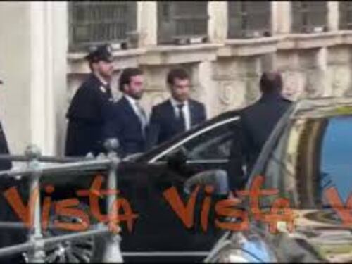 Zelensky arriva a Palazzo Chigi, in piazza gridano “Slava Ucraini"