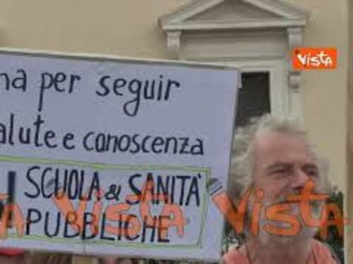 "Presidente, il popolo ha fame. Mangino pastarelle", i cartelli al corteo della Cgil a Roma