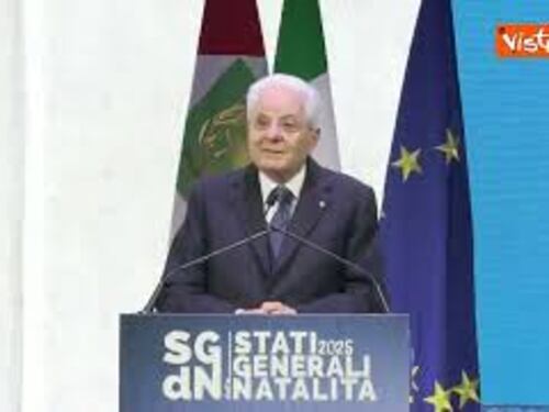 Mattarella: "Giovani in ritardo nel costruire famiglia, colpa della precarietà"