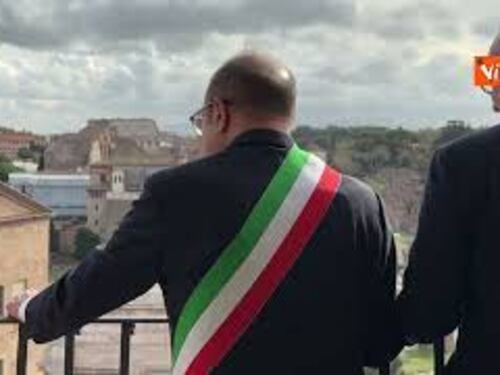 Verdone "sindaco per un giorno" lancia baci da balcone Campidoglio