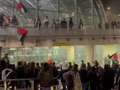 Pro Pal entrano nella stazione di Porta Susa