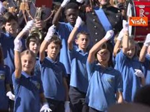 Il "Coro delle Mani bianche" accompagna inno di Mameli per la visita di Mattarella a Castelporziano