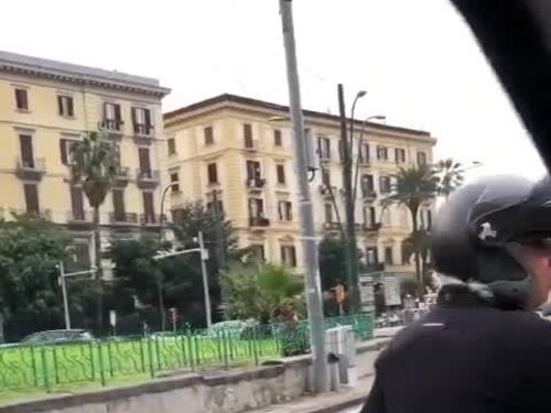Il video del giovane che fa i bisogni in piazza Sannazzaro