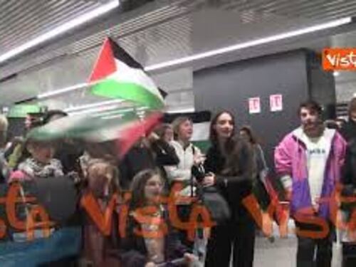 Flotilla, bandiere Palestinesi e canti in attesa del rientro degli attivisti a Fiumicino