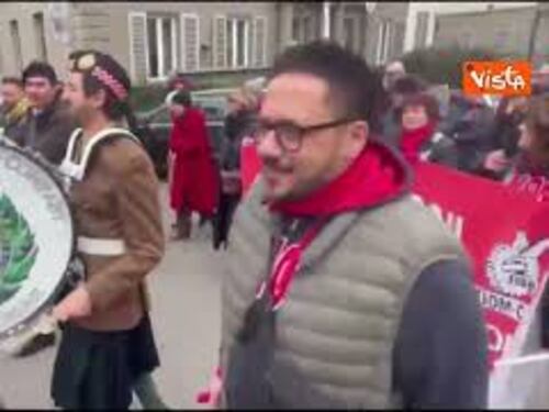 Kilt scozzesi e suono di cornamuse al corteo Cgil a Firenze per lo sciopero generale