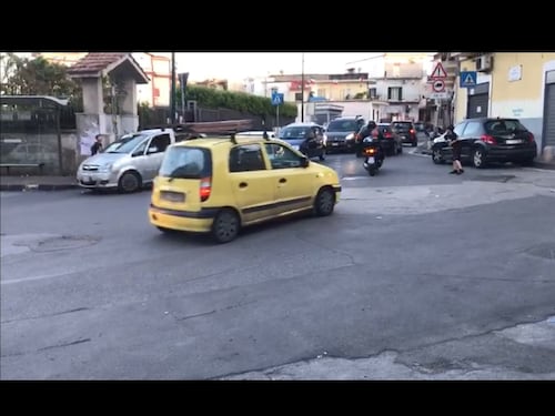 Pallonate a centauri e automobilisti: ecco la nuova "moda" delle baby-gang