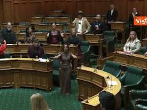 Parlamento Nuova Zelanda sospeso dopo haka spontanea a fine discorso deputata Oriini Kaipara