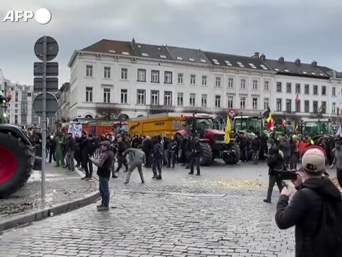 Migliaia di agricoltori in corteo, strade bloccate al quartiere Ue di Bruxelles