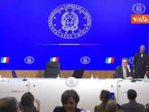 La premier Meloni lascia la conferenza sulla manovra e saluta Giorgetti: "In bocca al lupo"