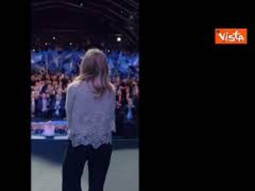 Meloni sul palco del comizio di Padova lancia baci al pubblico