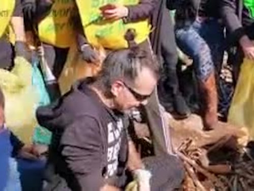 Pierò Pelù pulisce la spiaggia con gli attivisti di Legambiente