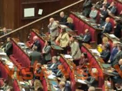 Bagarre in Aula durante intervento Bignami. Applausi da banchi FdI, grida da deputati Pd