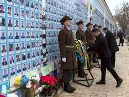 Zelensky e il Primo Ministro del Portogallo rendono omaggio a Muro Memoria dei caduti di Kiev