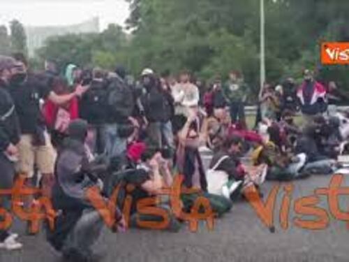 Corteo pro Gaza in Tangenziale est a Milano, la Polizia abbassa gli scudi, i manifestanti applaudono