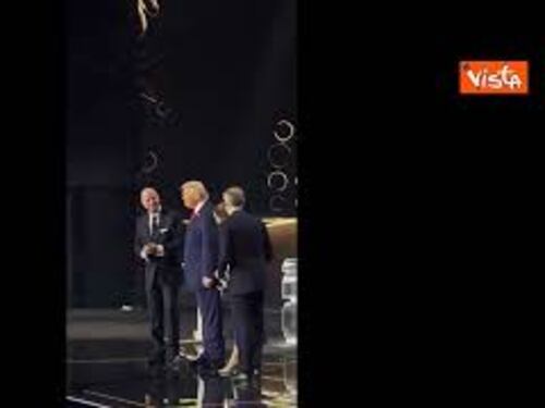 Il selfie di Infantino, Trump e i Presidenti di Canada e Messico ai sorteggi dei Mondiali Fifa 2026