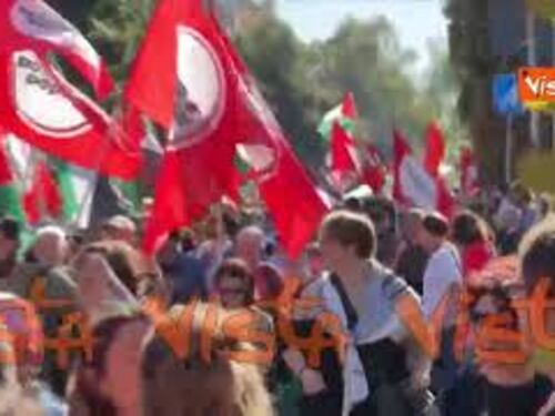 Bandiere della Palestina sventolano al corteo pro Gaza a Roma
