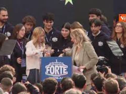 "Sto a morì", il fuori onda di Giorgia Meloni dopo 1 ora di discorso ad Atreju