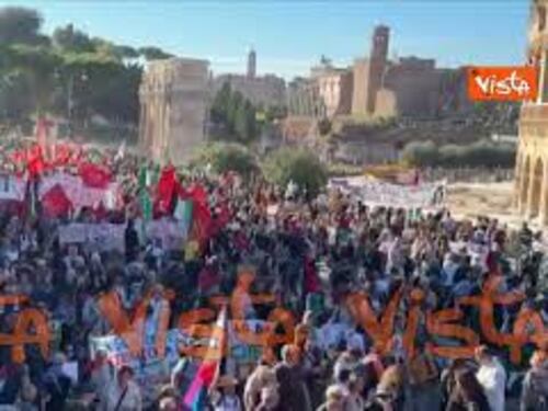 Il corteo pro Gaza sfila davanti al Colosseo a Roma