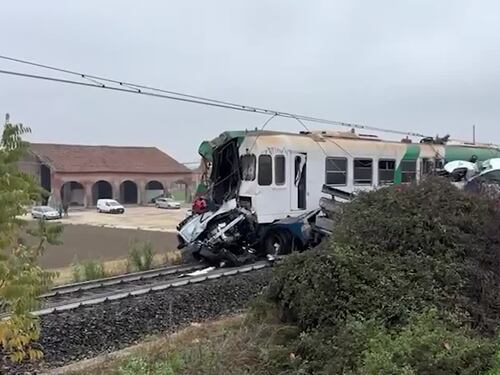 Camion bisarca su treno regionale nel Ferrarese