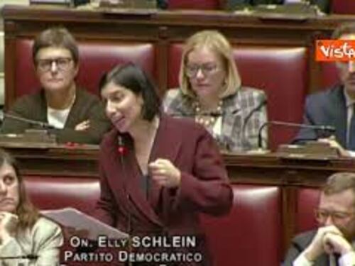 Schlein in Aula legge letterina di Natale a Giorgia Meloni: “Realtà italiani sempre più dura”