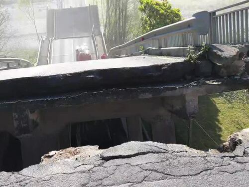 Le prime immagini dopo il crollo del ponte sul fiume Magra