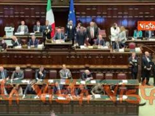 "Disastro Meloni", i cartelli del Pd in Aula dopo l'approvazione della manovra alla Camera