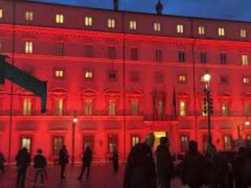Giornata contro violenza su donne, la facciata di Palazzo Chigi illuminata di arancione