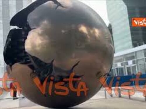 "Sfera con Sfera", la statua di Arnaldo Pomodoro davanti alla sede dell'Onu a New York