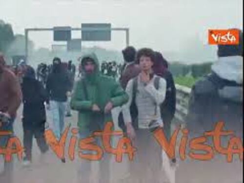 Corteo pro Gaza sulla Tangenziale Est a Milano, cartelli stradali imbrattati dai manifestanti