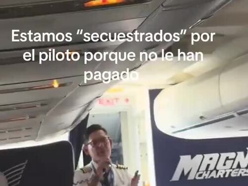 Licenziato dalla compagnia, il pilota si barrica in cabina: il video