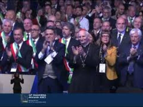 Standing ovation dell'Assemblea Anci per Mattarella sul palco a Bologna