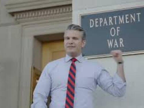 Il Segretario Usa Pete Hegseth installa targa del Dipartimento della Guerra