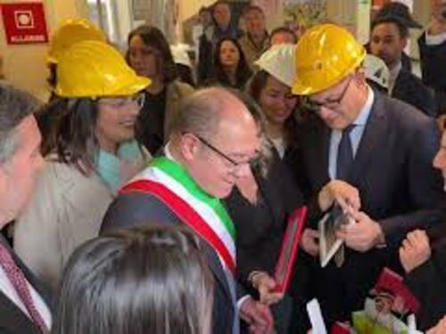 Verdone "sindaco" visita scuola danneggiata da esplosione Via Gordiani con caschetto in testa