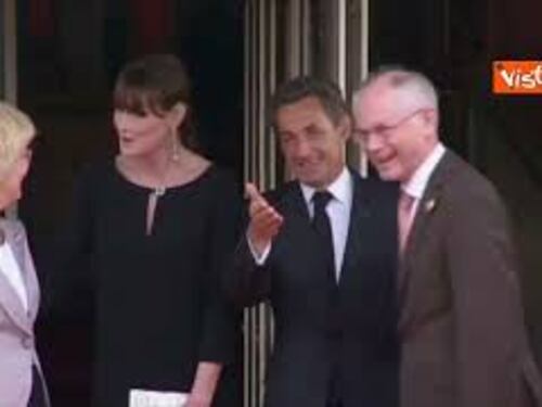 Sarkozy condannato a 5 anni. Eccolo a fianco della moglie Carla Bruni al G8 Francia nel 2011