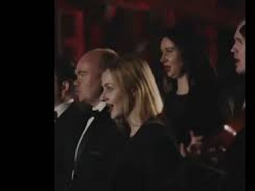 Il coro ucraino canta la celebre "Carol of the bells" nella centrale elettrica bombardata dai russi