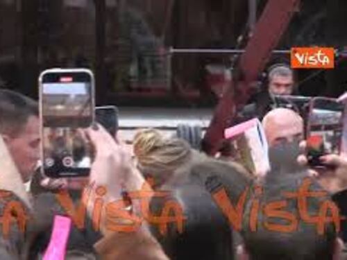 Jennifer Lawrence accolta dai fan sul red carpet della mostra del Cinema di Roma