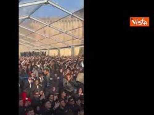 Meloni sale sul palco di Atreju e lancia baci al pubblico che grida "Giorgia, Giorgia"