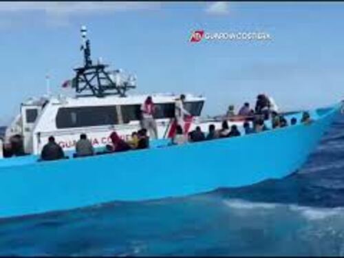La Guardia Costiera soccorre 91 migranti su un barcone alla deriva a largo di Lampedusa