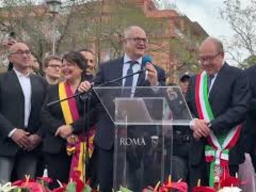 Verdone "sindaco per un giorno" inaugura area giochi a Villa Gordiani e pianta albero con Gualtieri