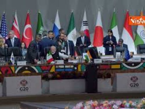 Meloni al G20, la calorosa stretta di mano con il premier indiano Modi a Johannesburg