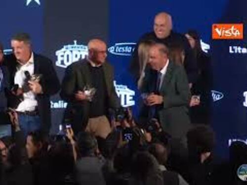 Atreju 2025, il Ministro Crosetto porta via di peso Matteo Renzi dal palco