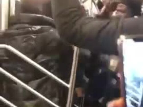 New York, tirano fuori un coltello durante una rissa: paura in metropolitana