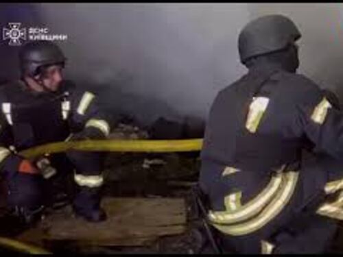 Nuovo attacco russo con droni e missili a Kiev. In fiamme edifici residenziali