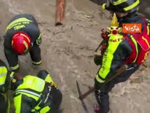 Maltempo in Lombardia, strade allagate e auto sommerse dall'acqua a Como